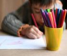 Niño haciendo un dibujo