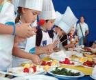 Grupo de niños haciendo de cocineros