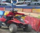 Niña pilotando un quad