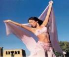Bailarina profesional bailando durante una actuación