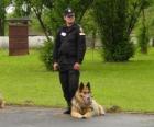 Agente de policía con su perro policía