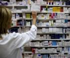 Farmacéutica cogiendo un medicamento
