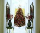 Árbol navideño con muchos adornos
