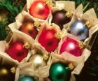 Bolas navideñas de colores ordenadas en su caja
