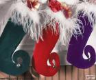 Calcetines de Navidad colgados y llenos de obsequios