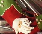 Calcetín navideño decorado con la cara de Papá Noel y unos botones