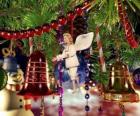 Campanas de Navidad y otros adornos colgados del árbol