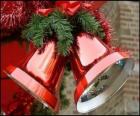Campanas de Navidad con un gran lazo y unas hojas de abeto