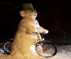 Muñeco de nieve en bicicleta