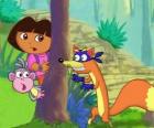 Dora y el mono Botas escondiendose de Zorro el villano