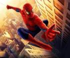 Spiderman saltando entre los edificios de la ciudad balanceándose con su tela de araña