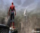 Spiderman, el hombre araña, en lo alto de un edificio controlando la ciudad