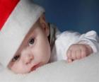 Niño con un gorro de Papá Noel