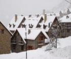Paisaje de pequeño pueblo de montaña nevado