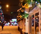 Calle adornada de Navidad con bolas en las fachadas