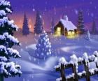 Pequeña casa bajo la nevada 