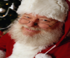 Papá Noel feliz con su sombrero y su larga barba blanca