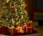 Regalos bajo el árbol de Navidad