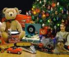 Bonitos regalos de Navidad junto al árbol