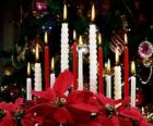 Velas navideñas encendidas