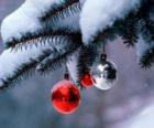 Tres bolas de Navidad colgando del árbol