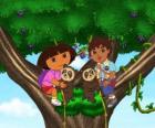 Dora y su primo Diego en un árbol ayudando a dos pequeños ositos