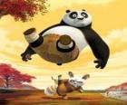El maestro de Kung Fu Shifu da una patada en el trasero de Po
