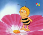 La abeja Maya sobre una flor
