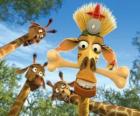 Melman la jirafa, disfrazada bajo la curiosa mirada de otras jirafas