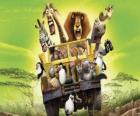 Alex el león conduciendo un jeep junto a sus amigos Gloria, Melman, Marty y otros protagonistas de las aventuras
