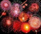 Fuegos artificiales en la celebración de la Nochevieja o la noche de fín de año