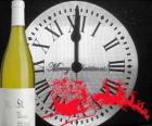 Reloj a las 12 en punto de la noche, una botella de vino y un trineo de Papá Noel
