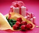 Rosas rojas y unos regalos para San Valentín