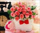 Cesto con rosas rosas y corazones