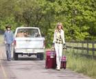 Hannah Montana (Miley Cyrus) enfadada baja de la furgoneta con sus maletas en Tennessee