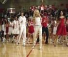 Gabriella Montez (Vanessa Hudgens), Troy Bolton (Zac Efron), Ryan Evans (Lucas Grabeel), Sharpay Evans (Ashley Tisdale) bailando y cantando