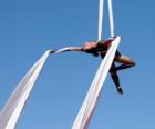 Acrobata durante un espectáculo