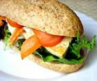 Un buen bocadillo, bocata o sándwich con pan de barra integral y con muchos ingredientes variados