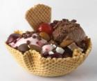 Tartaleta de galleta con helado variado y frutos secos