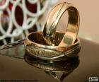 Los anillos de bodas son un símbolo usado en la celebración de una boda.  Representa el compromiso entre las personas contrayentes
