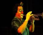 Payaso tocando la trompeta