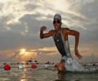 Triatleta en la parte de la natación