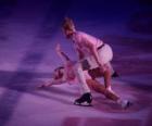 Patinadores en una figura de patinaje artístico sobre hielo