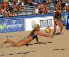 Vóley playa - Jugadora salvando un balón ante la mirada de su compañera