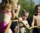 Niños jugando a tirar de la cuerda