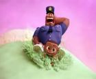 Earl Devereaux, el policía y su hijo Cal sobre una bola de helado