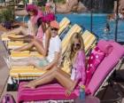 Ryan Evans (Lucas Grabeel), Sharpay Evans (Ashley Tisdale) en la piscina