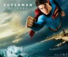 Superman volando por el cielo, con los puños cerrados y su traje con la capa