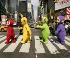 Po, Laa-Laa, Dipsy y Tinky-Winky atravesando una calle
