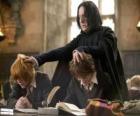 El profesor Severus Snape, haciendo estudiar a Ron Weasley y Harry Potter